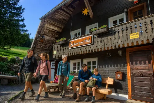 Familie mit Kindern und Oma startet vor dem Scheuermatthof in Todtnauberg zu einer Wanderung
