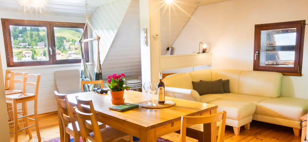 Wohnzimmer der Ferienwohnung im Scheuermatthof in Todtnauberg mit Ausblick über das Hochtal