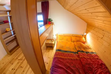Schlafzimmer Belchen mit Doppelbett in der Ferienwohnung Todtnauberg