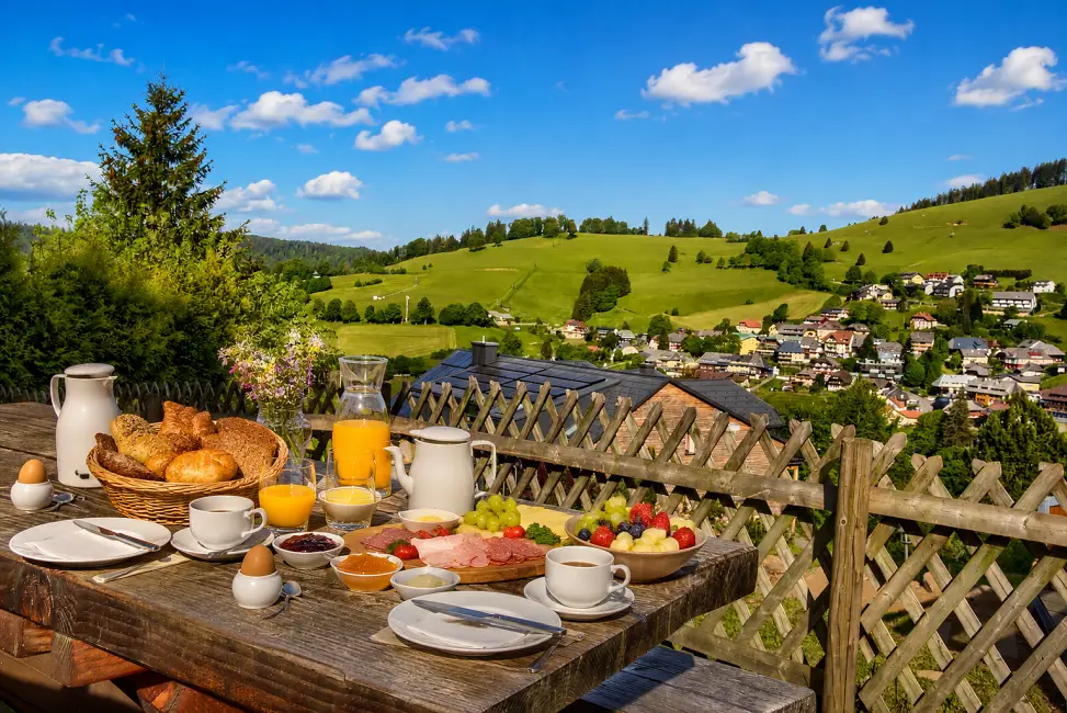 Frühstückstisch auf der Terrasse mit Blick über Todtnauberg